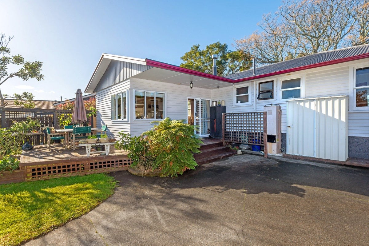 9 Ropata Street, Kaiti, Gisborne - Carousel 1