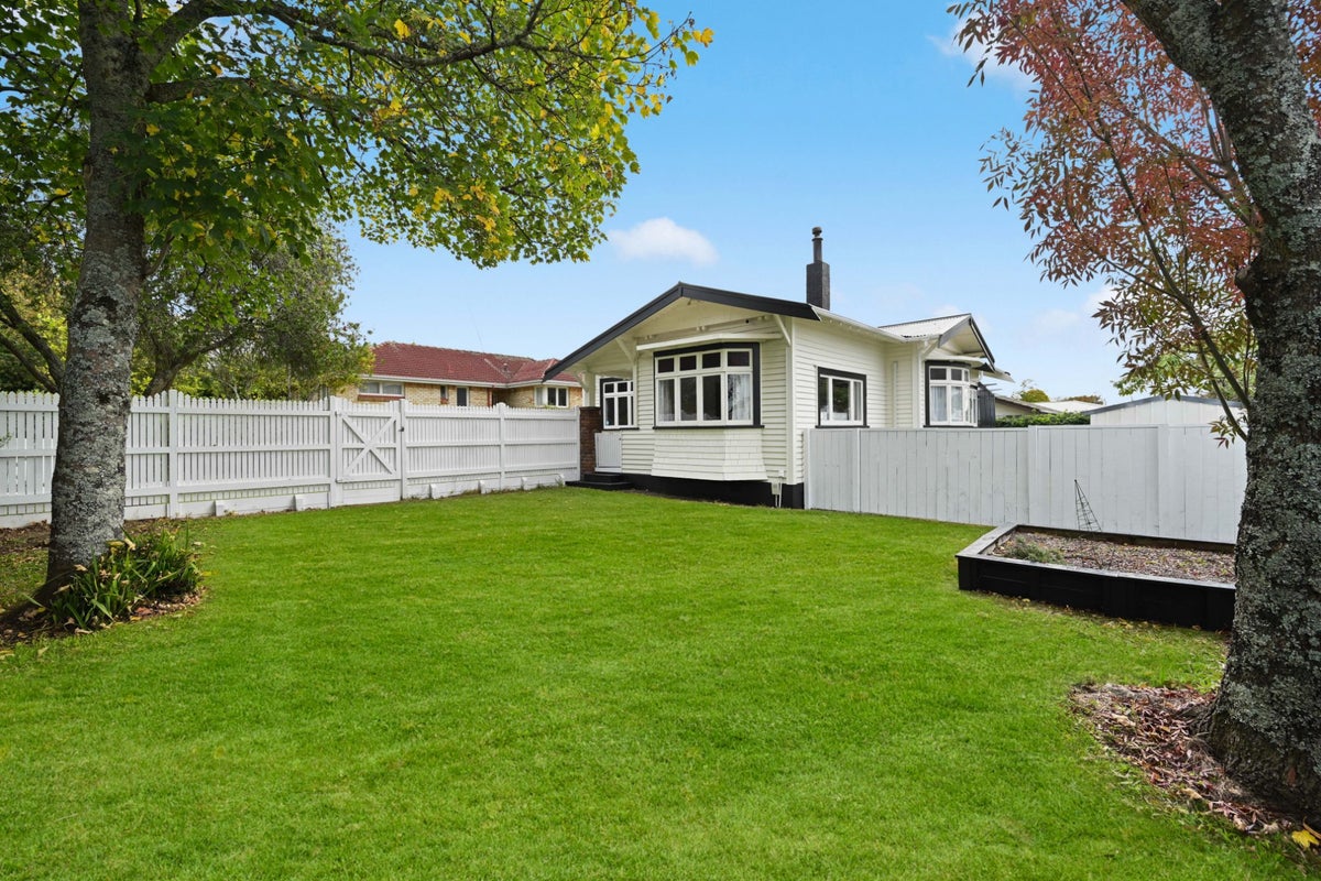 275 Clarkin Road, Fairfield, Hamilton - Carousel 1