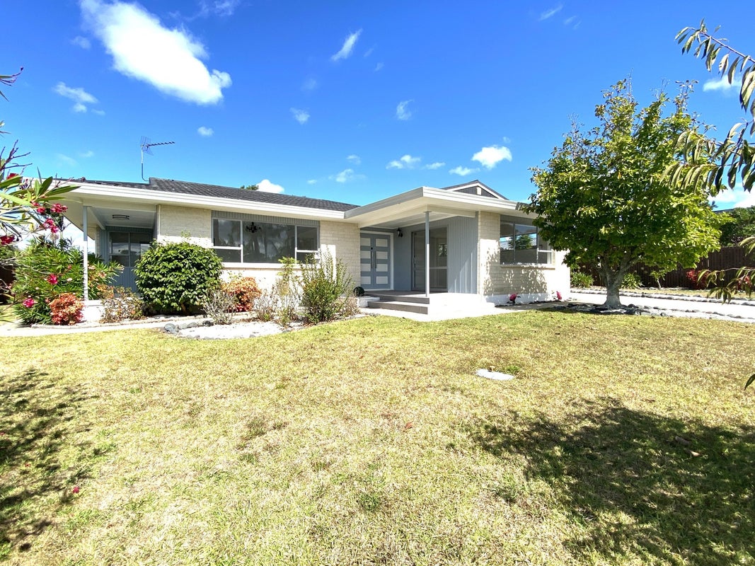 8 Ursula Place, Half Moon Bay, Auckland - Carousel 1