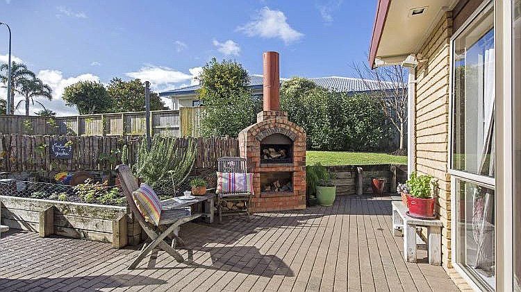 2 Jan Higgins Place, Golflands, Auckland - Carousel 2