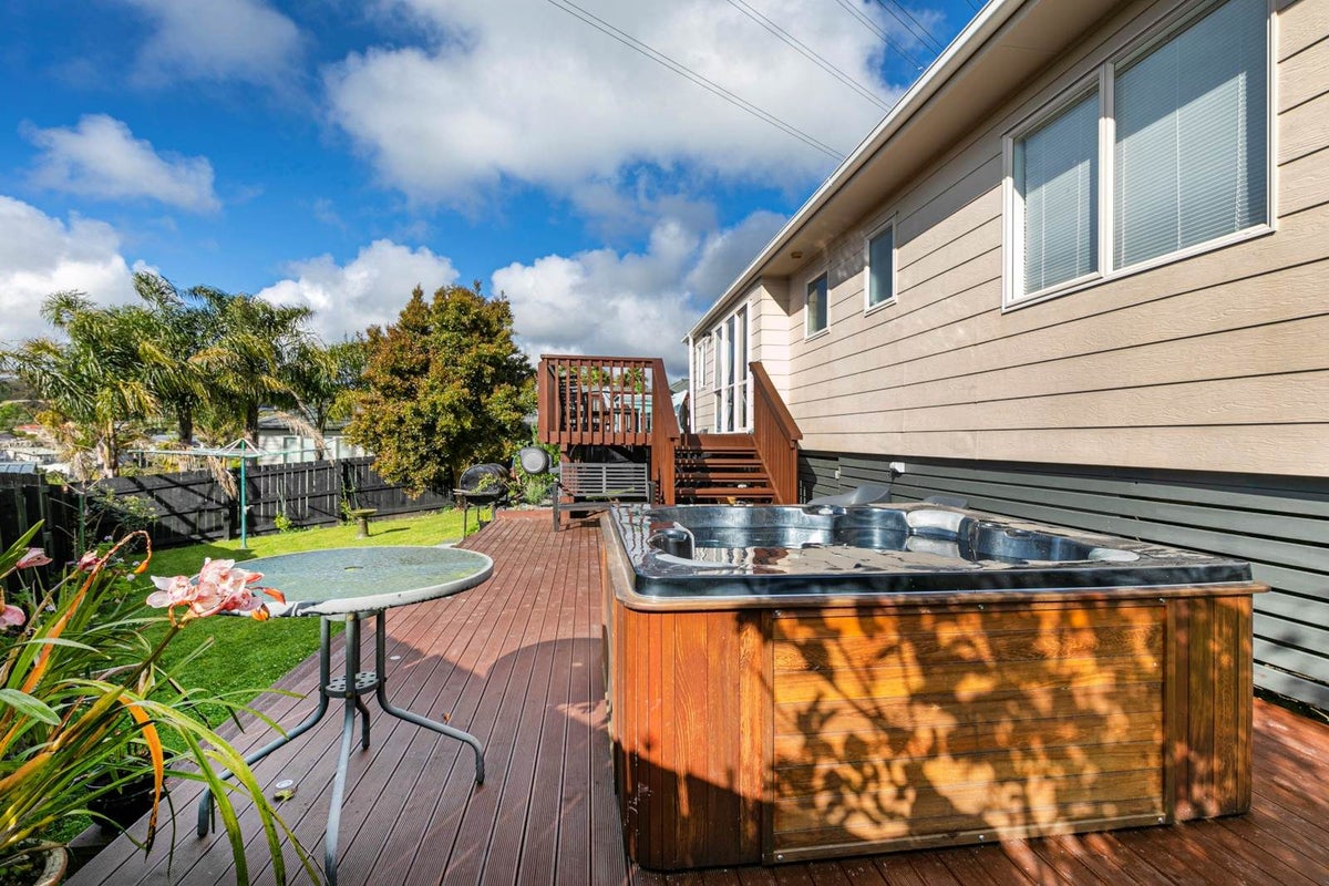 16 Breenagh Place, Massey, Auckland - Carousel 1