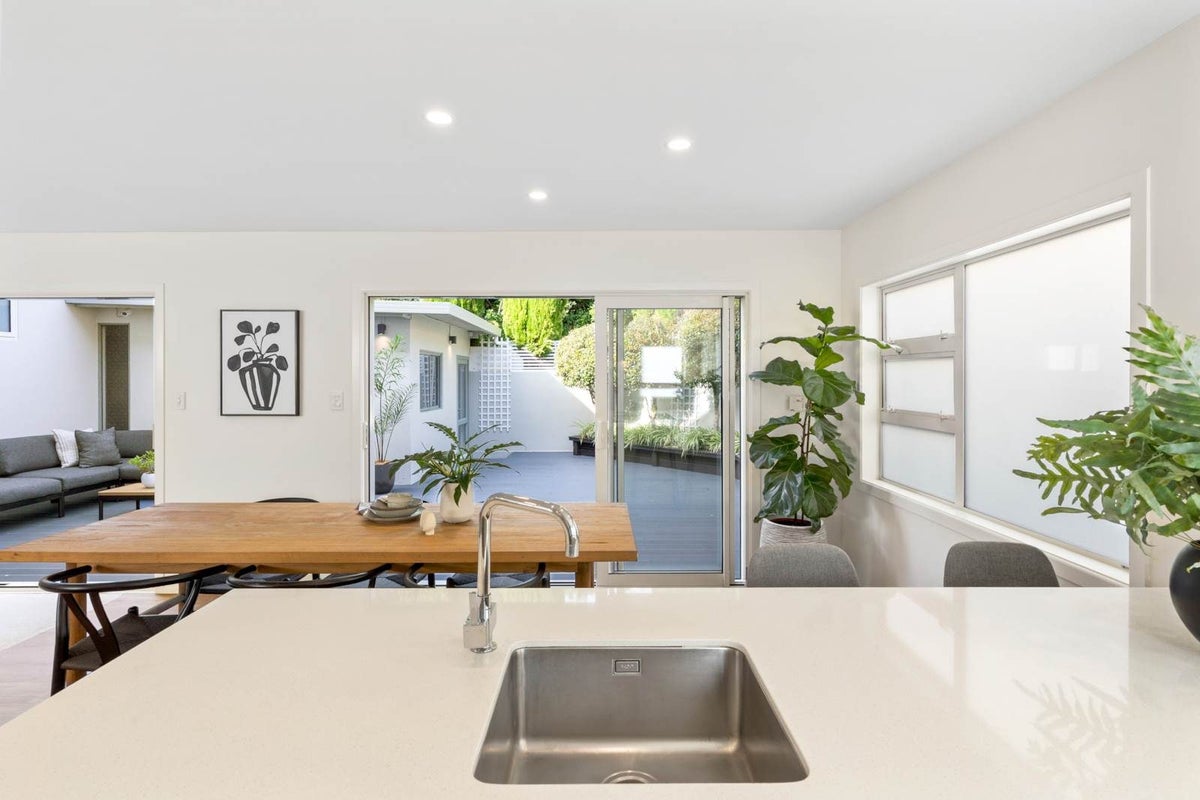 1/15 Sylvan Park Avenue, Milford, Auckland - Carousel 2