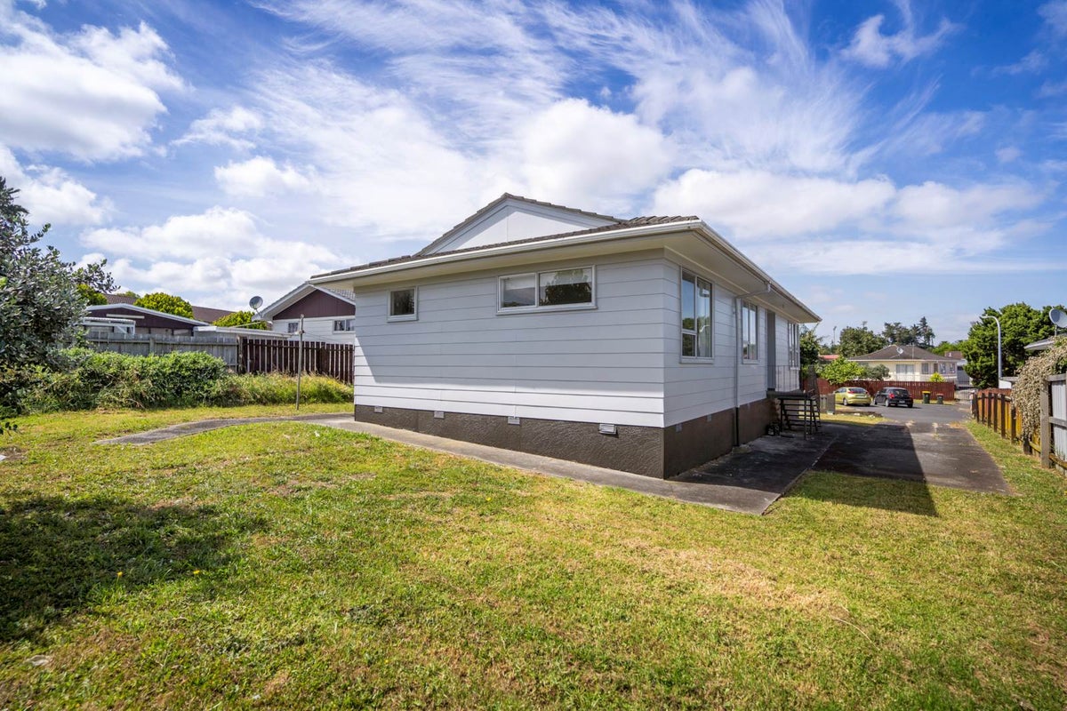 8 Rimini Place, Clover Park, Auckland - Carousel 2