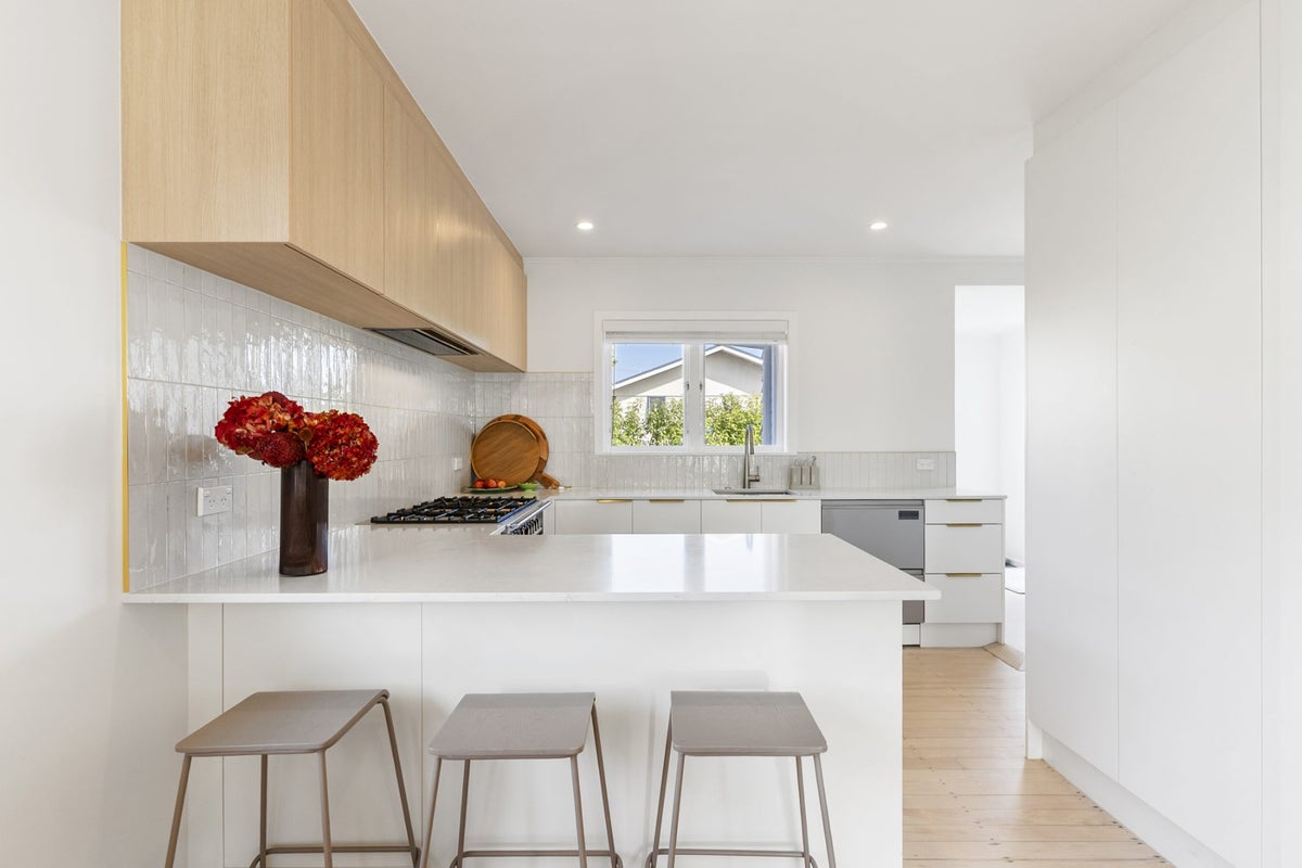 6 Japonica Drive, Beach Haven, Auckland - Carousel 2