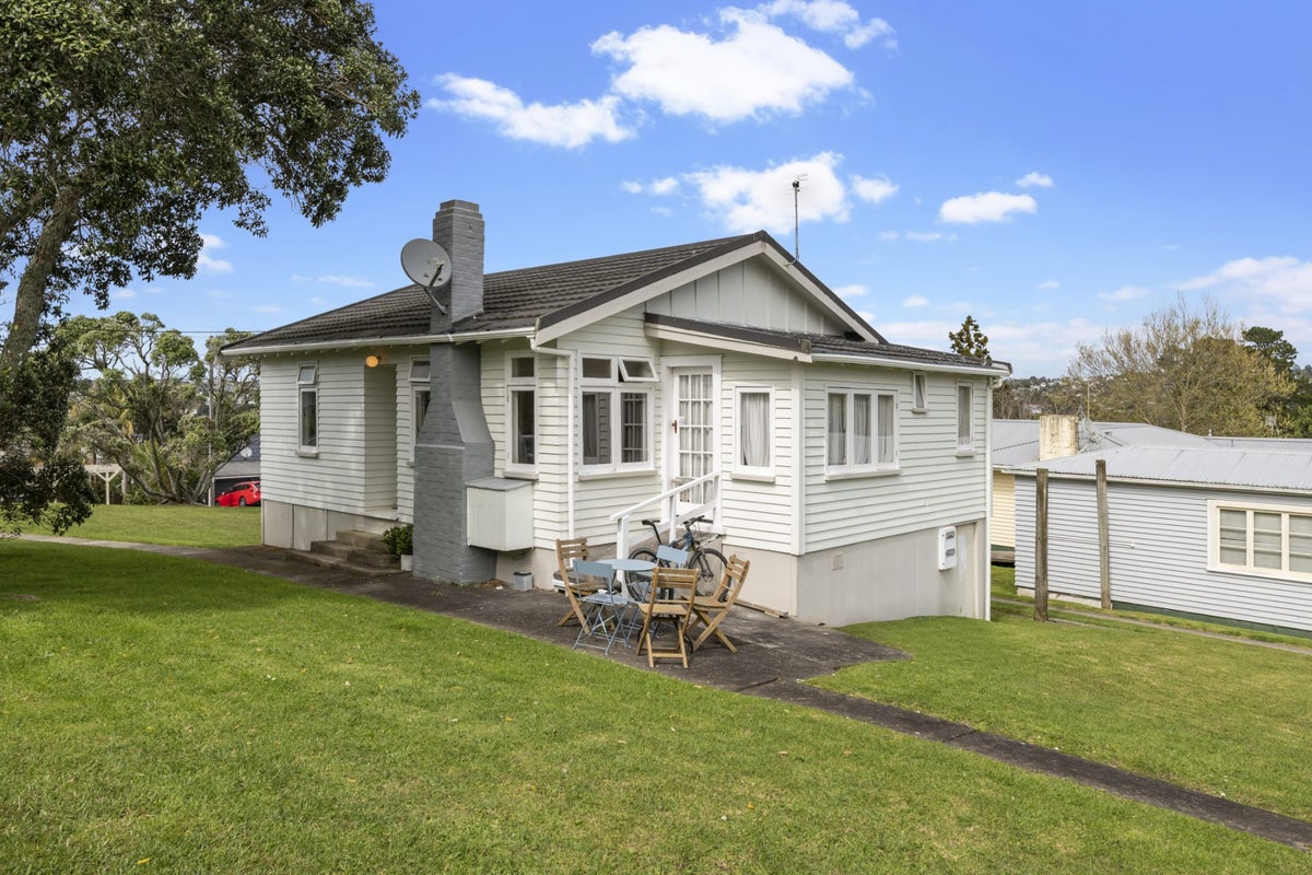 50 Woodlands Crescent, Browns Bay, Auckland - Carousel 1