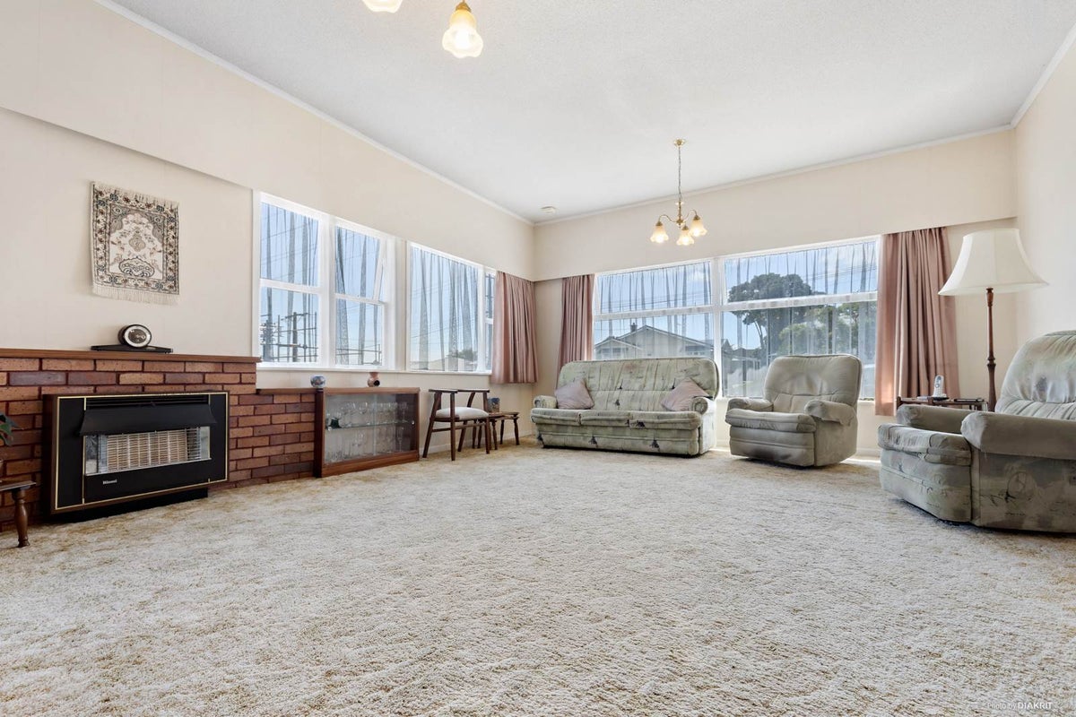 2 Preston Avenue, Belmont, Auckland - Carousel 1
