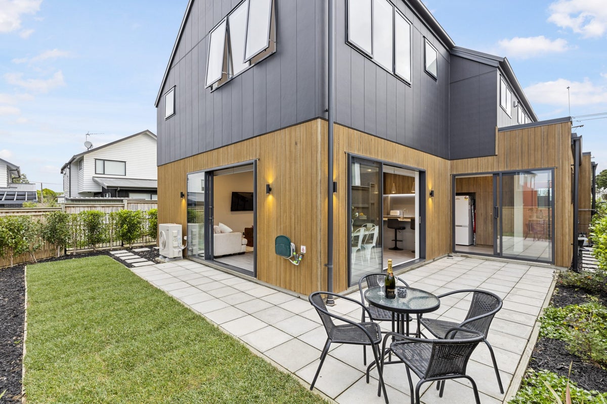 18B Taniwha Street, Wai o Taiki Bay, Auckland - Carousel 1