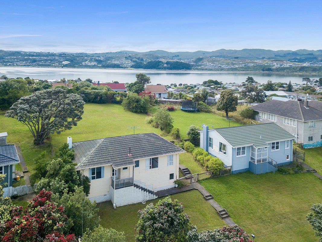 11 Taupiri Crescent, Titahi Bay, Porirua - Carousel 1