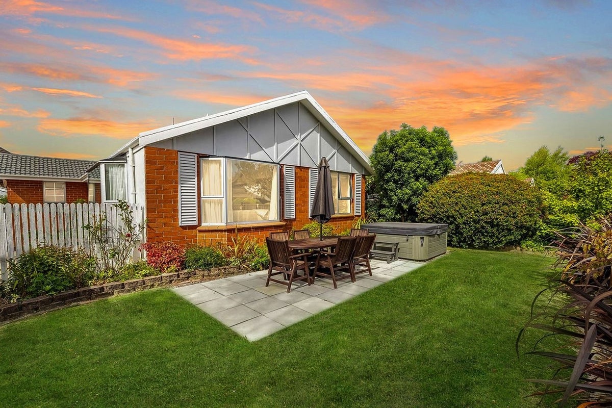 4 Karnak Crescent, Russley, Christchurch - Carousel 1