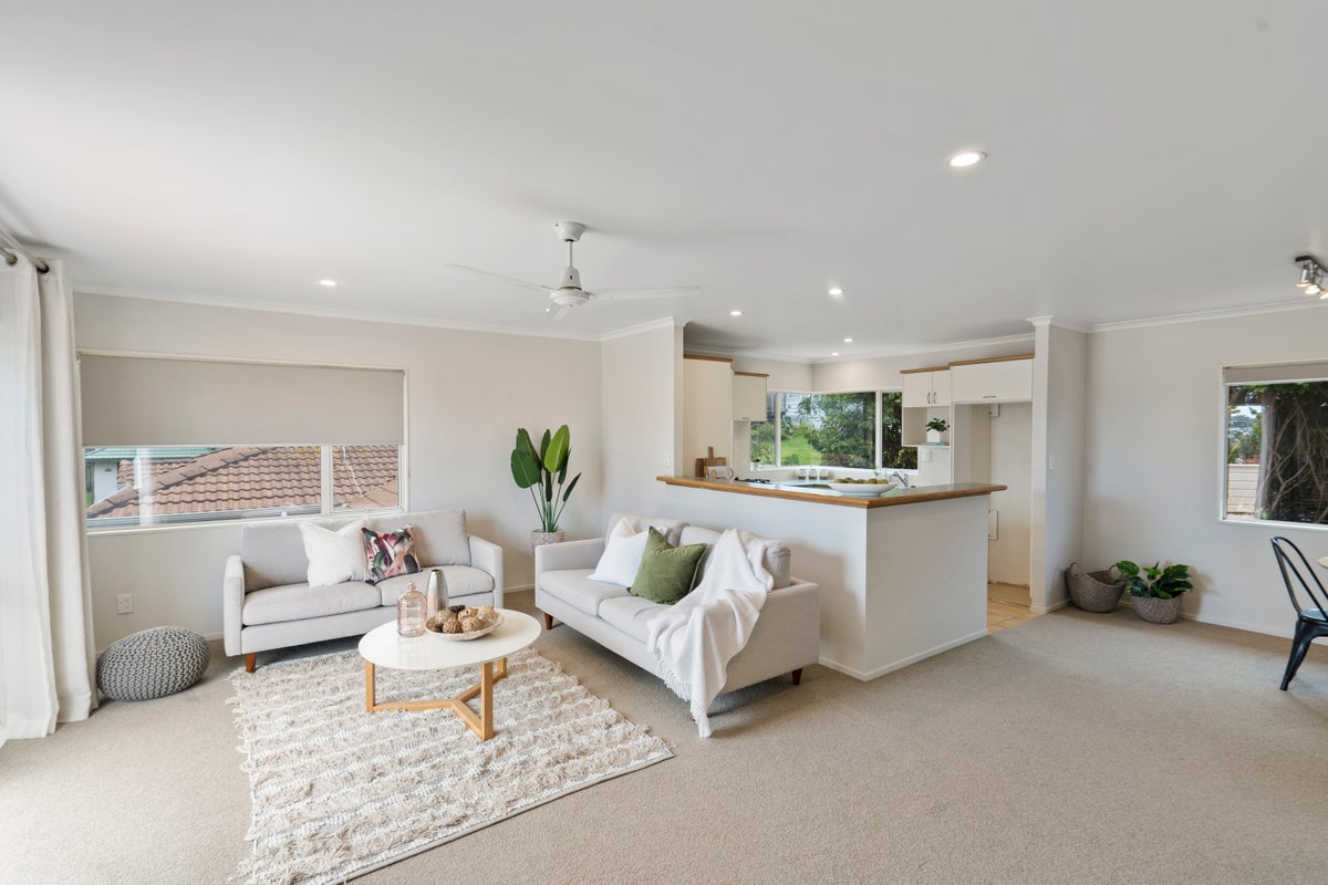 8A Margaret Henry Crescent, Oteha, Auckland - Carousel 1