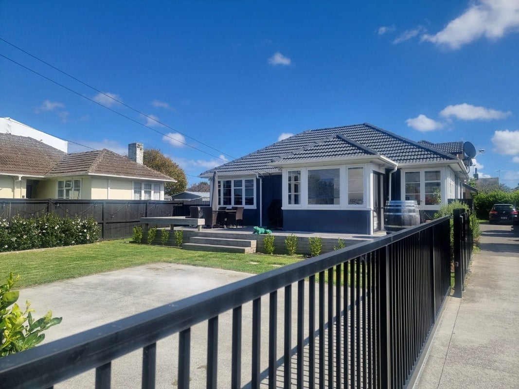 207 Riverside Avenue, Point England, Auckland - Carousel 1