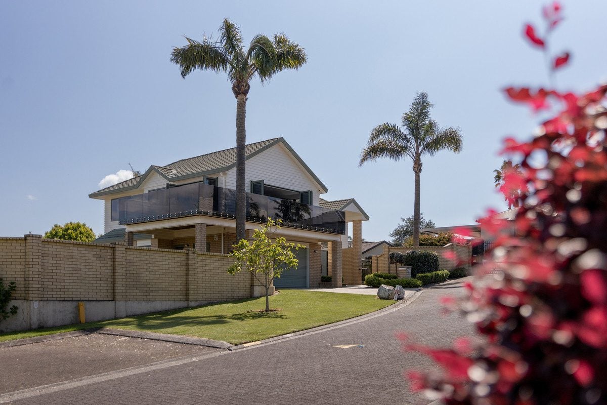 5 Caernarvon Rise, Bethlehem, Tauranga - Carousel 1