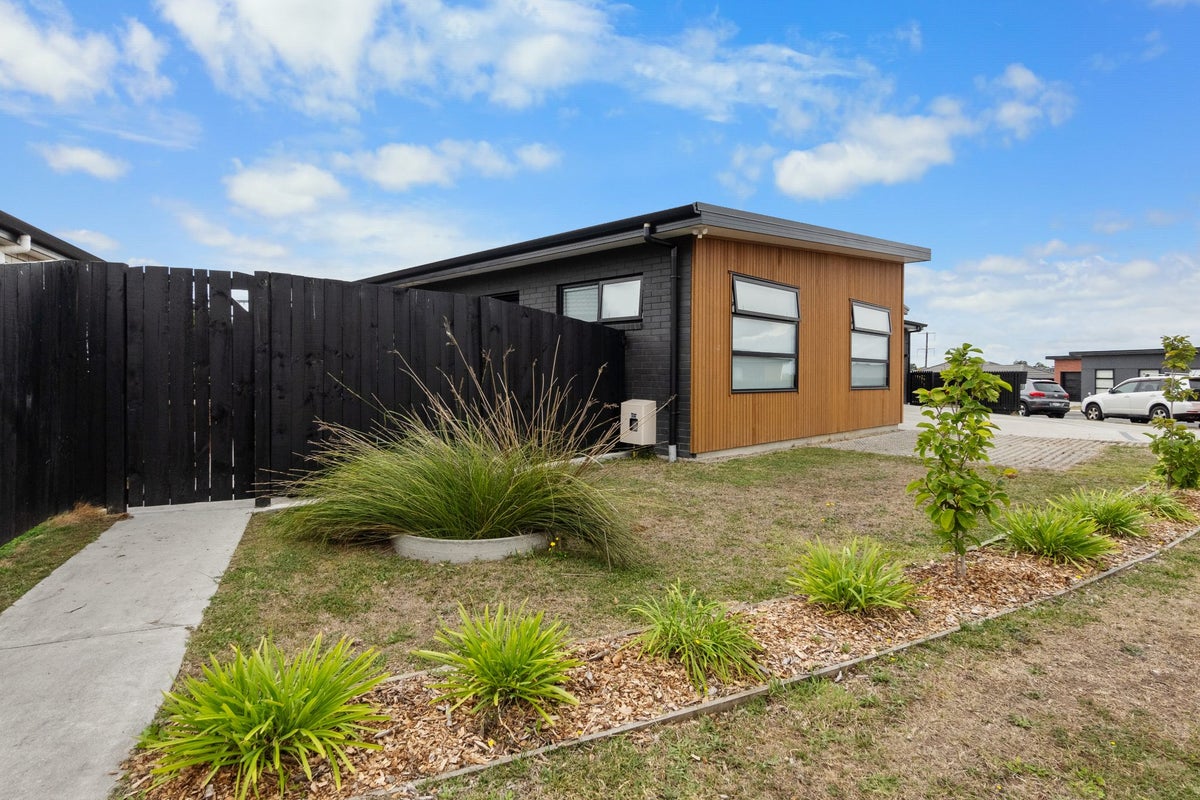 15 Pragma Rise, Rototuna North, Hamilton - Carousel 11
