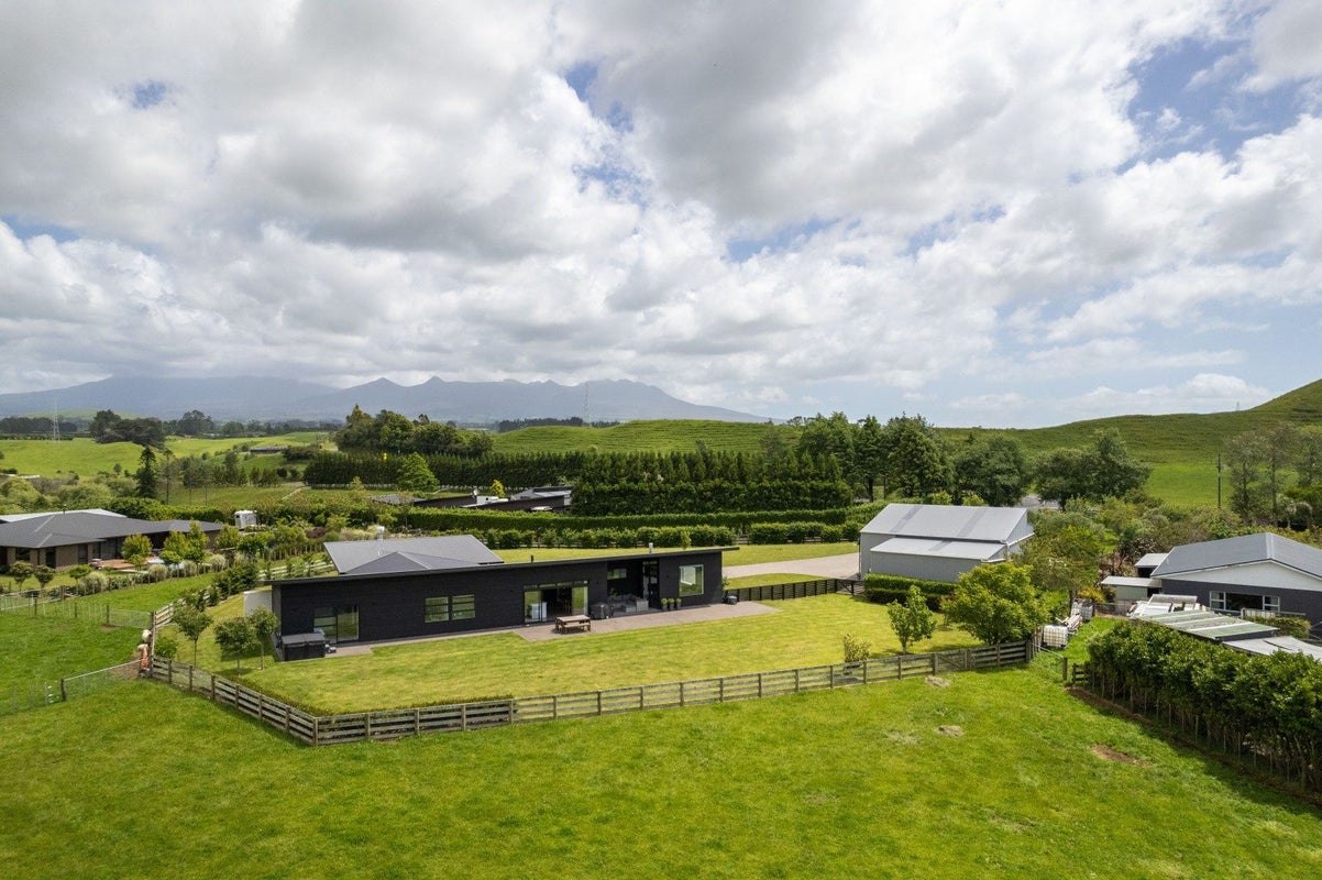 13 Thomason Road, Egmont Village, New Plymouth - Carousel 48