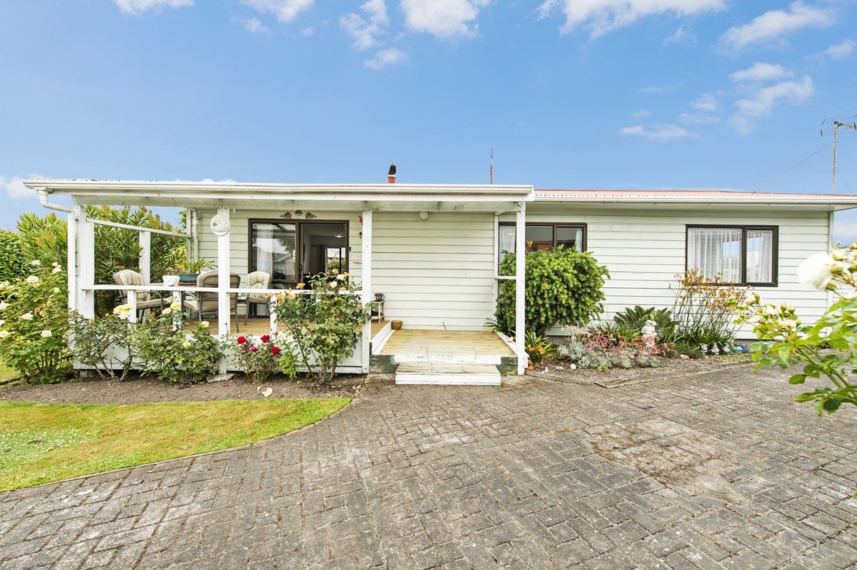 22 Seadown Crescent, Amberley, Amberley - Carousel 2