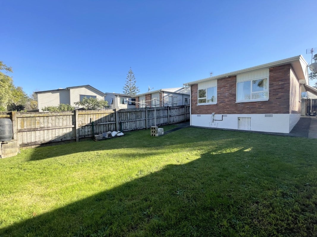 1/7 Maunder Place, New Lynn, Auckland - Carousel 1