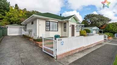 8 Hawthorn Crescent, Stokes Valley, Lower Hutt - Carousel 1
