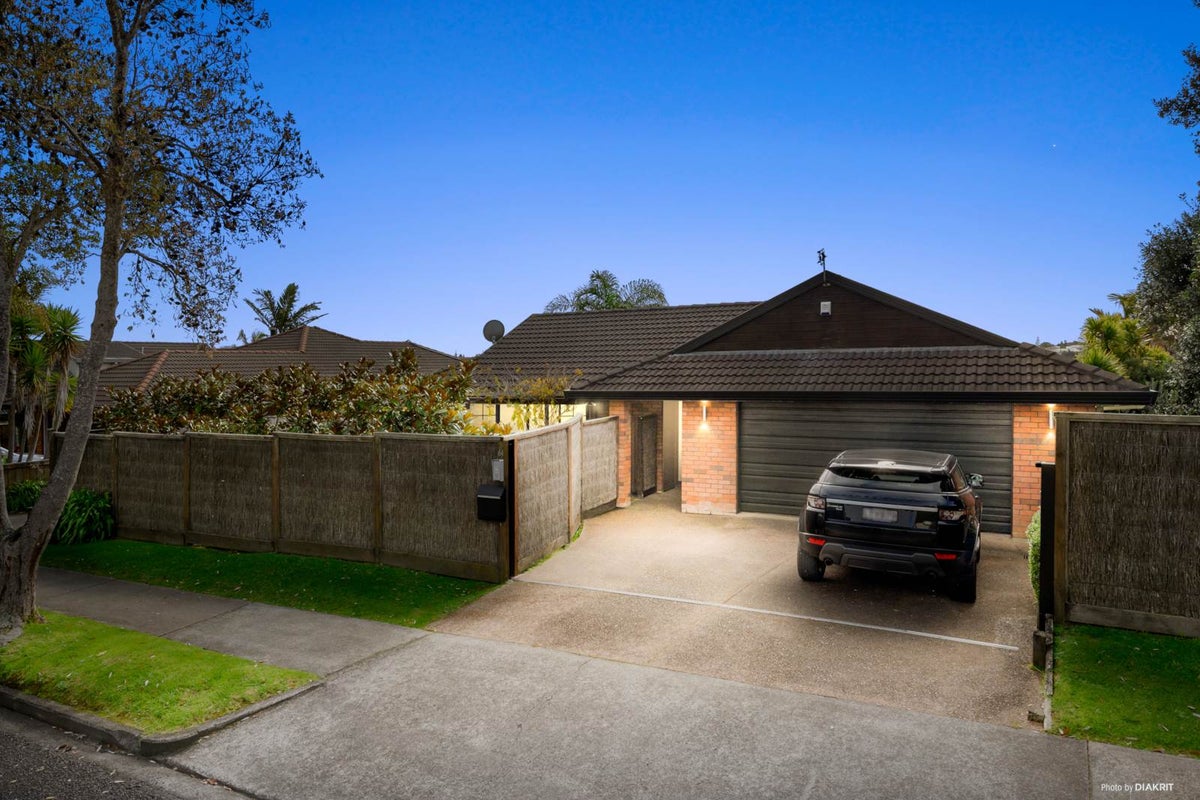 64 Simmental Crescent, Somerville, Manukau - Carousel 1