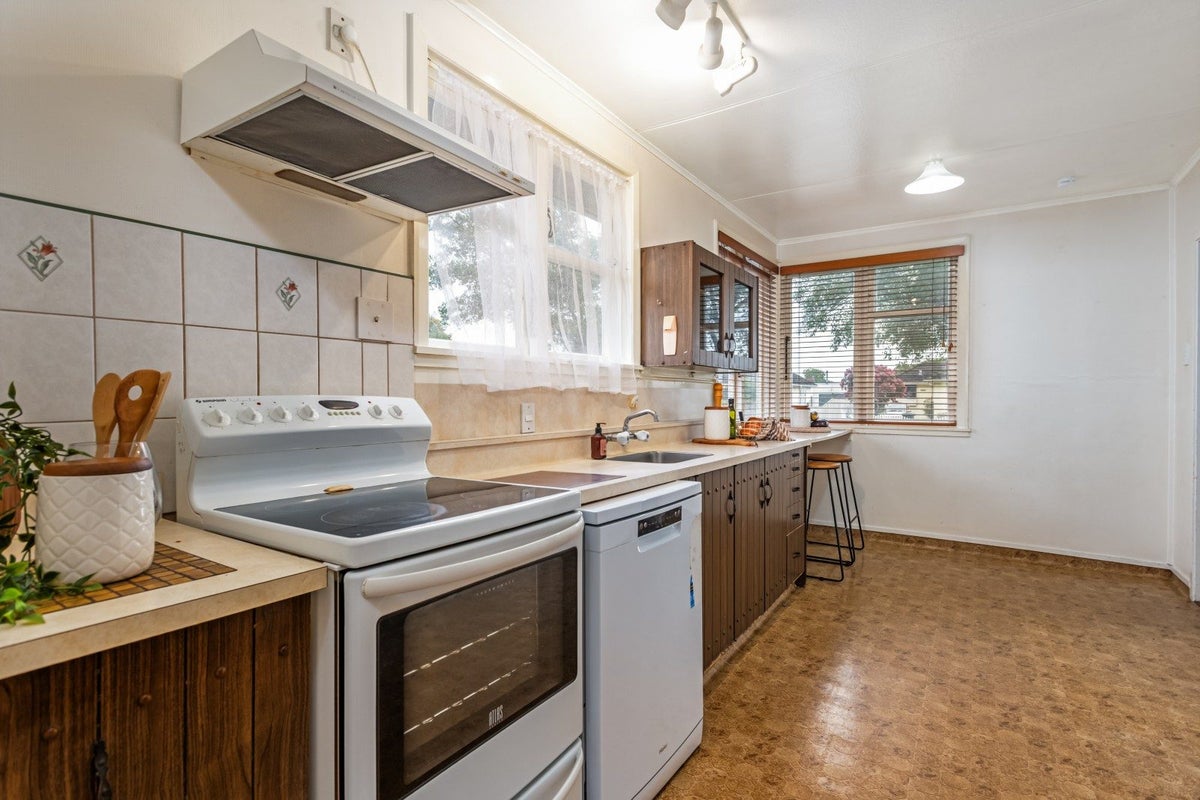 51 Seddon Street, Takaro, Palmerston North - Carousel 2