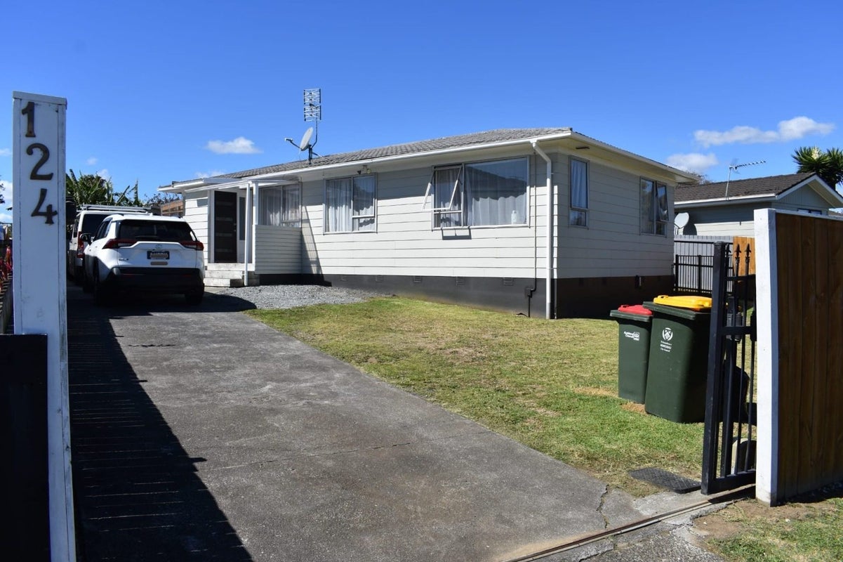 124 Shifnal Drive, Randwick Park, Auckland - Carousel 1