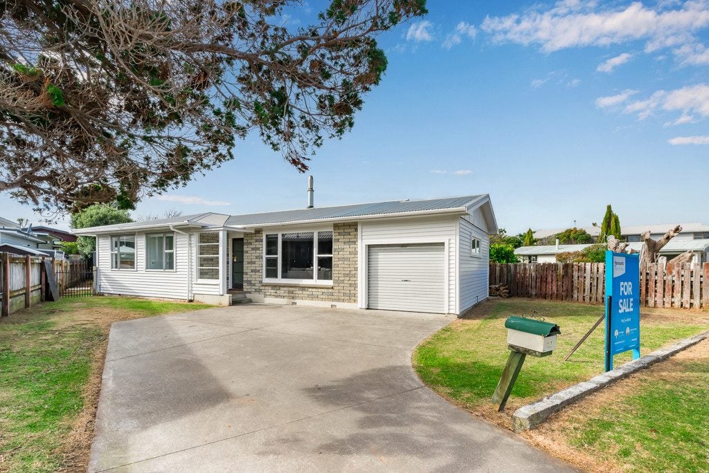 17 Winton Street, Paraparaumu Beach, Paraparaumu - Carousel 1