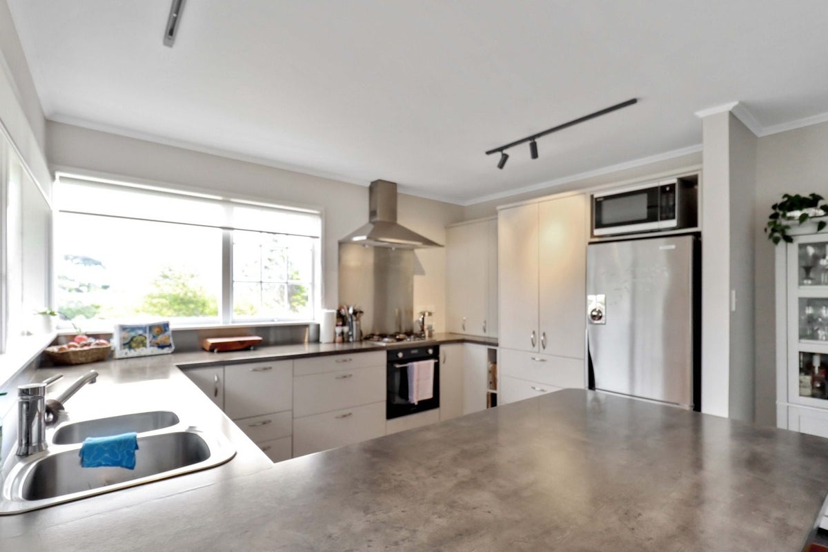 92 Stewart Drive, Newlands, Wellington - Carousel 2