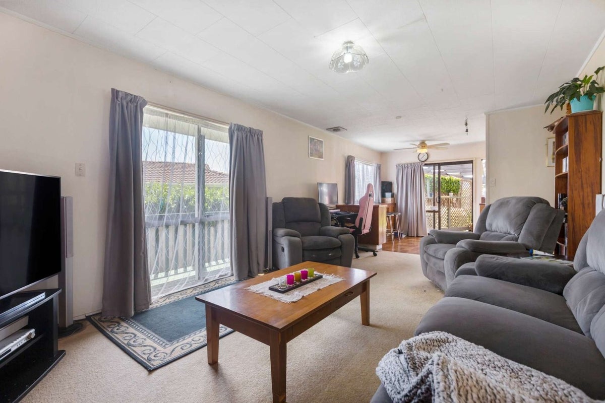 20 Bundena Place, Clendon Park, Auckland - Carousel 2