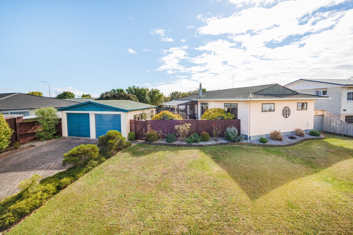3 Waltham Court, Cloverlea, Palmerston North - Carousel 1