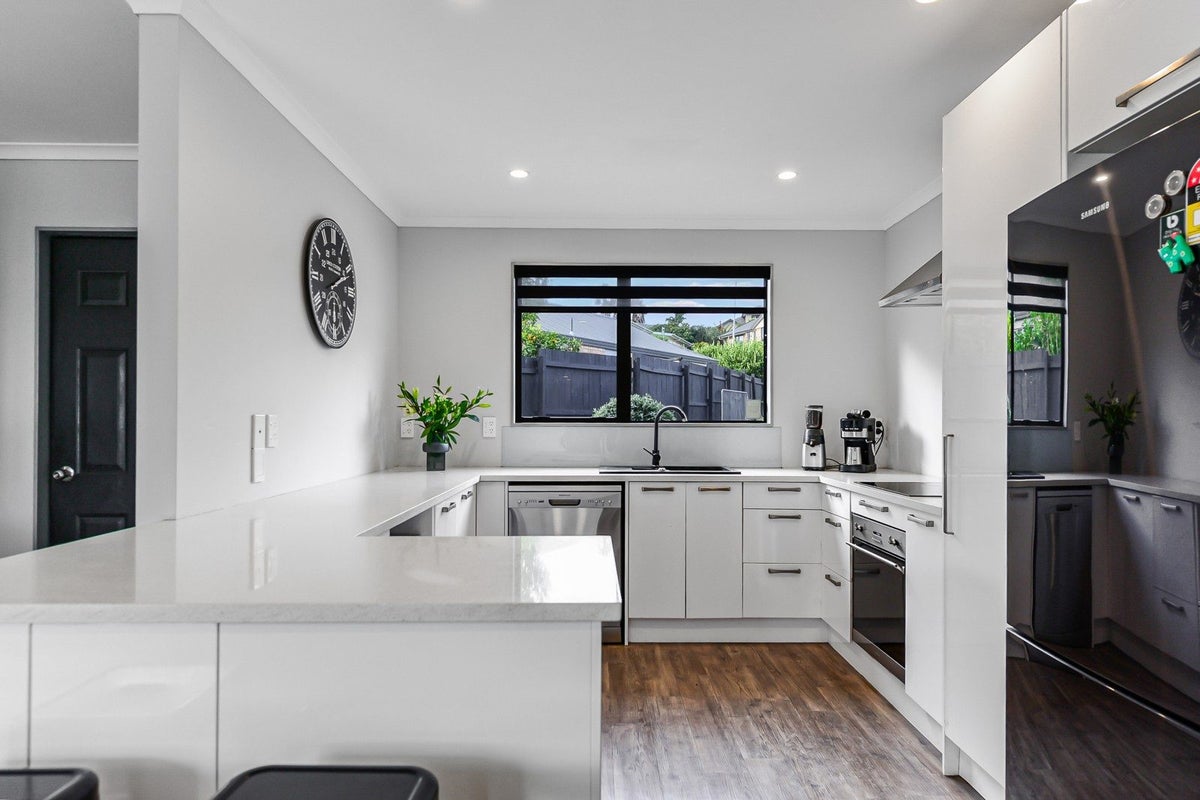 16 Palm Grove Drive, Western Heights, Hamilton - Carousel 1