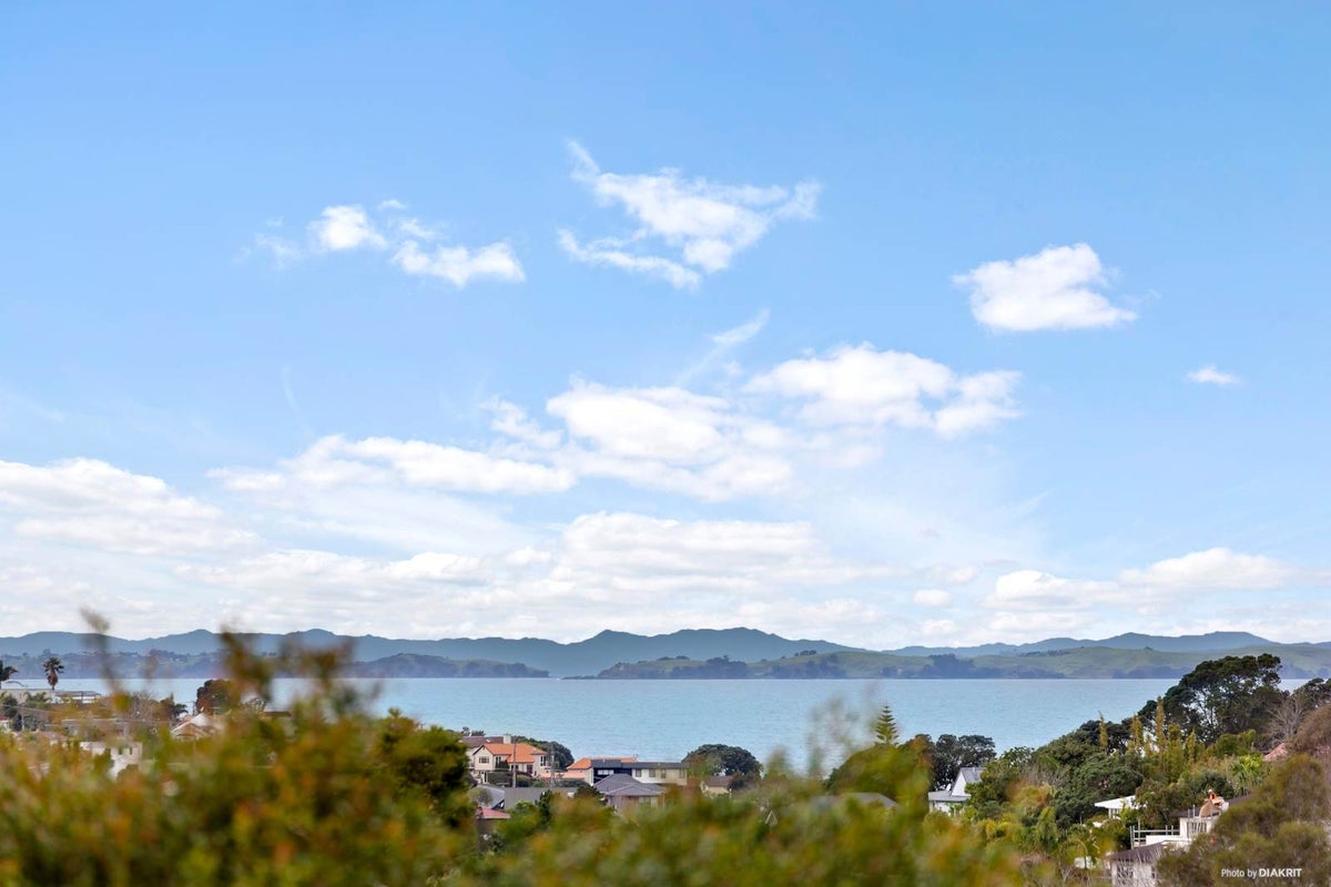 21 Penguin Drive, Murrays Bay, Auckland - Carousel 2