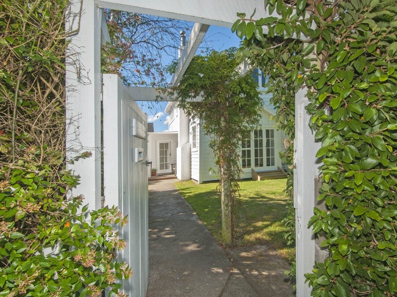 7 Riddiford Street, Woburn, Lower Hutt - Carousel 1