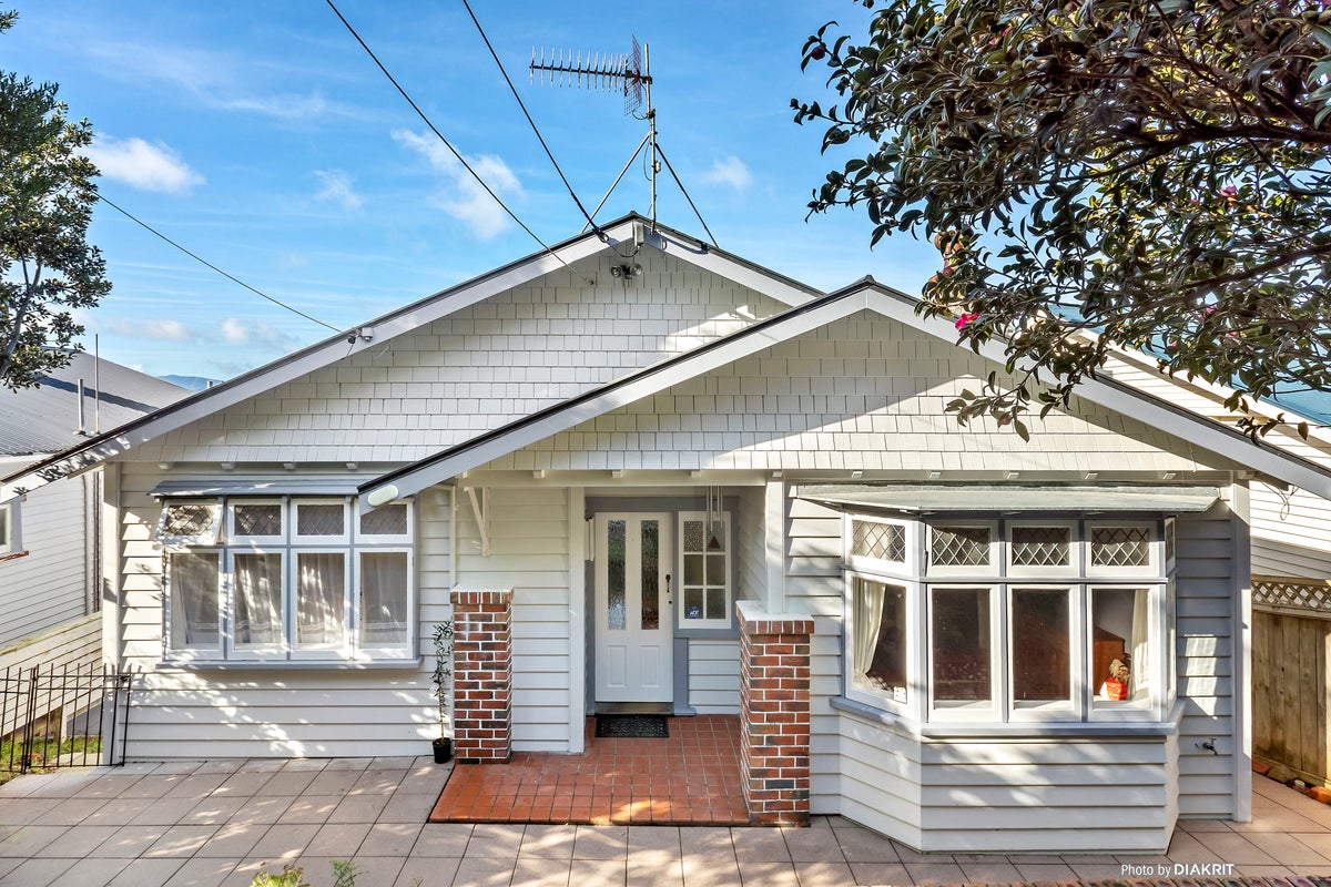 13 Rakau Road, Hataitai, Wellington - Carousel 1