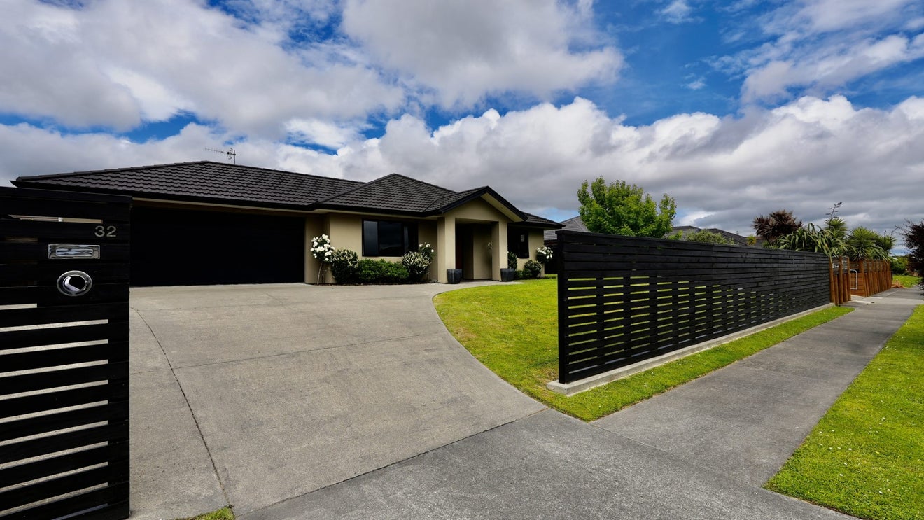 32 Rosalie Terrace, Kelvin Grove, Palmerston North - Carousel 1