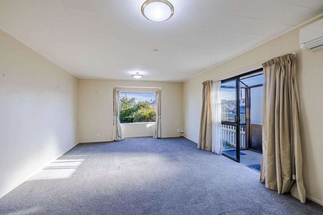 11A Royal Crescent, Saint Kilda, Dunedin - Carousel 1
