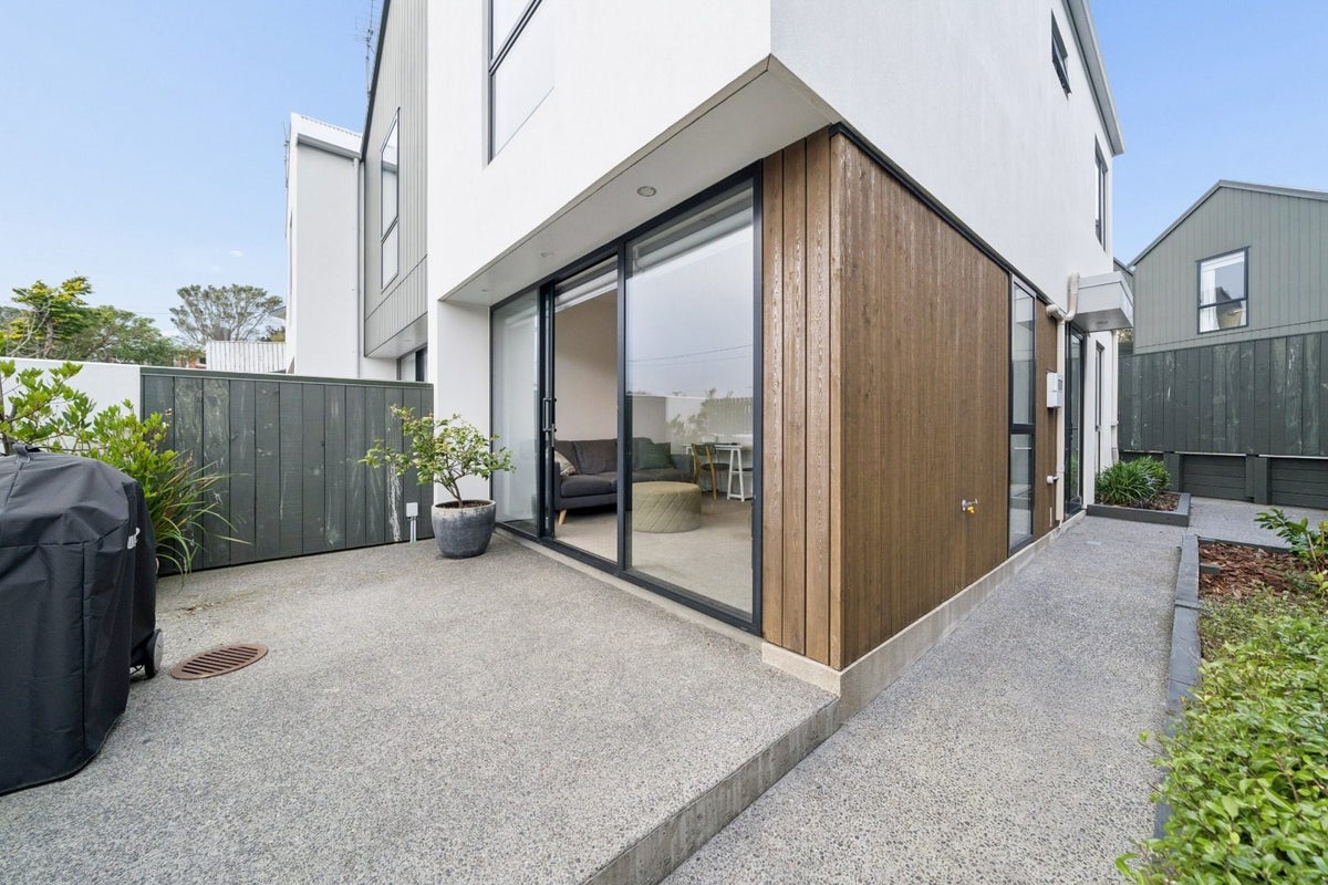 3/6 Oswald Crescent, Paparangi, Wellington - Carousel 2