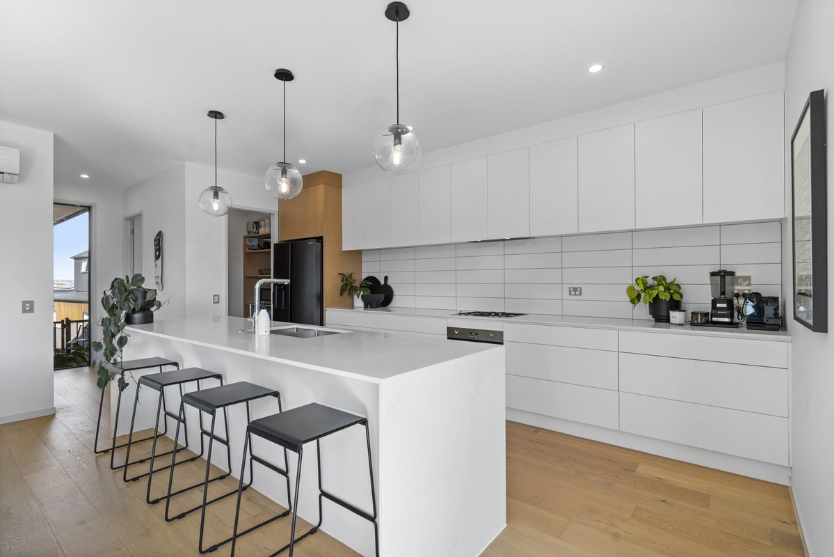 16 Taniwha Street, Wai o Taiki Bay, Auckland - Carousel 2
