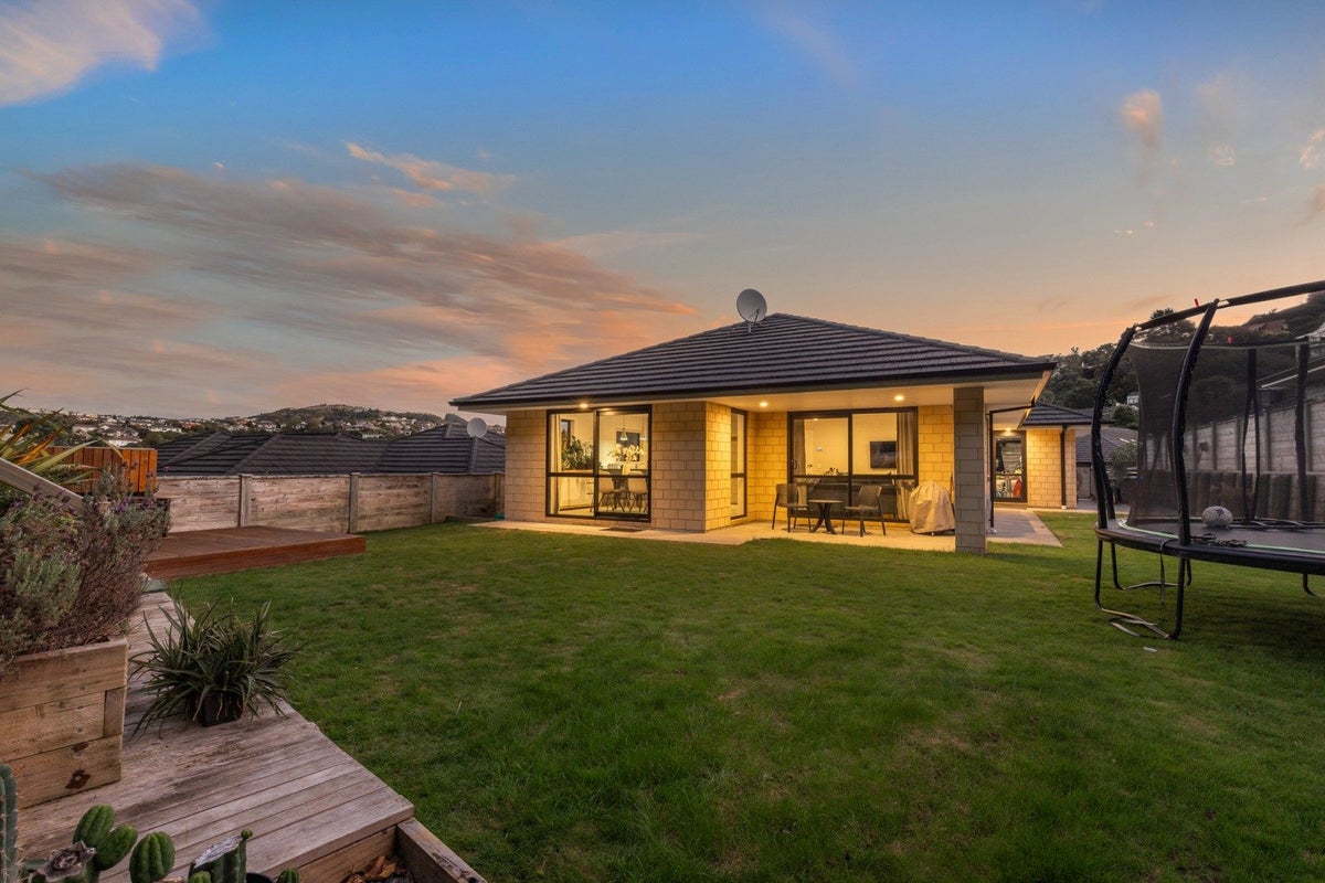 28 Mooring Close, Whitby, Porirua - Carousel 2