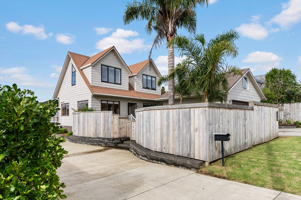 12 Cleve Road, Green Bay, Auckland - Carousel 1