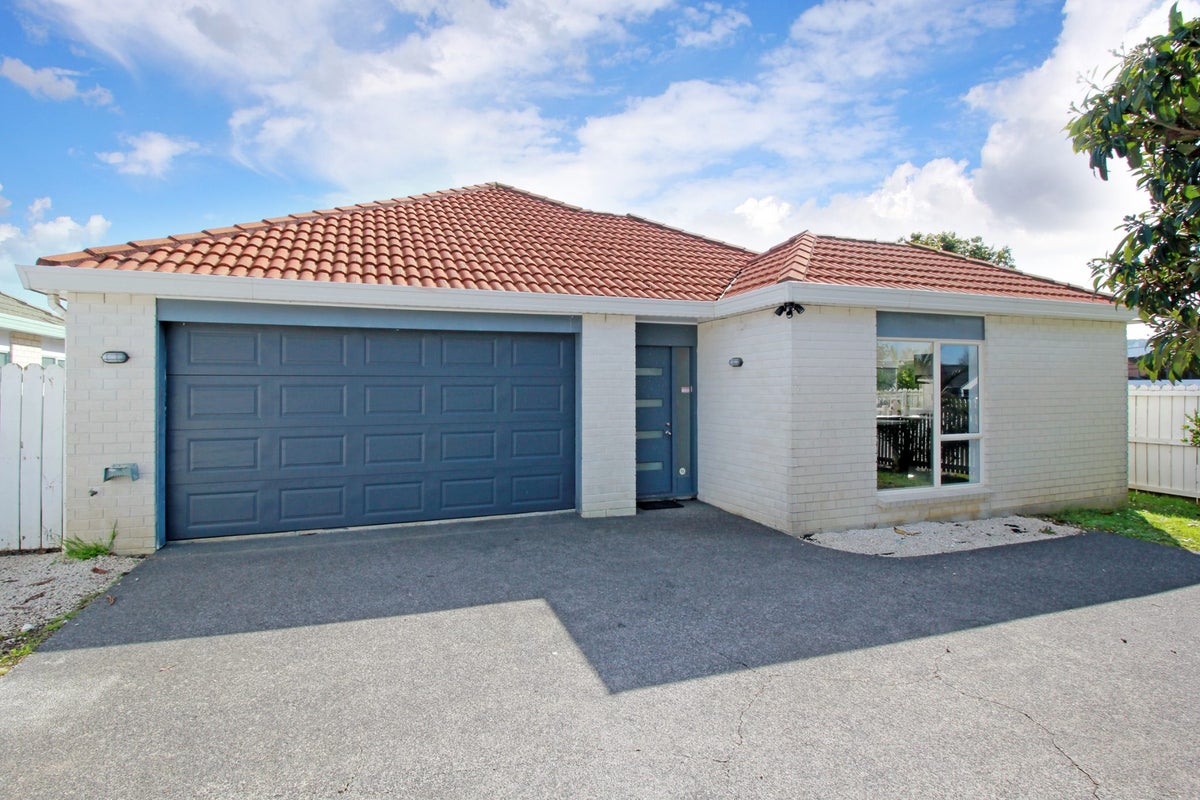 1/171 Botany Road, Botany Downs, Auckland - Carousel 1