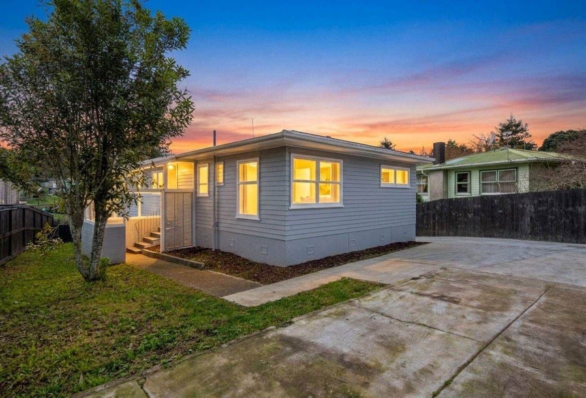 16 La Rosa Street, Green Bay, Auckland - Carousel 1