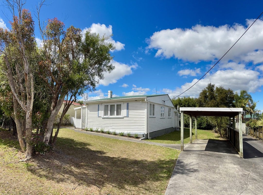 49 Roberts Road, Te Atatu South, Auckland - Carousel 1