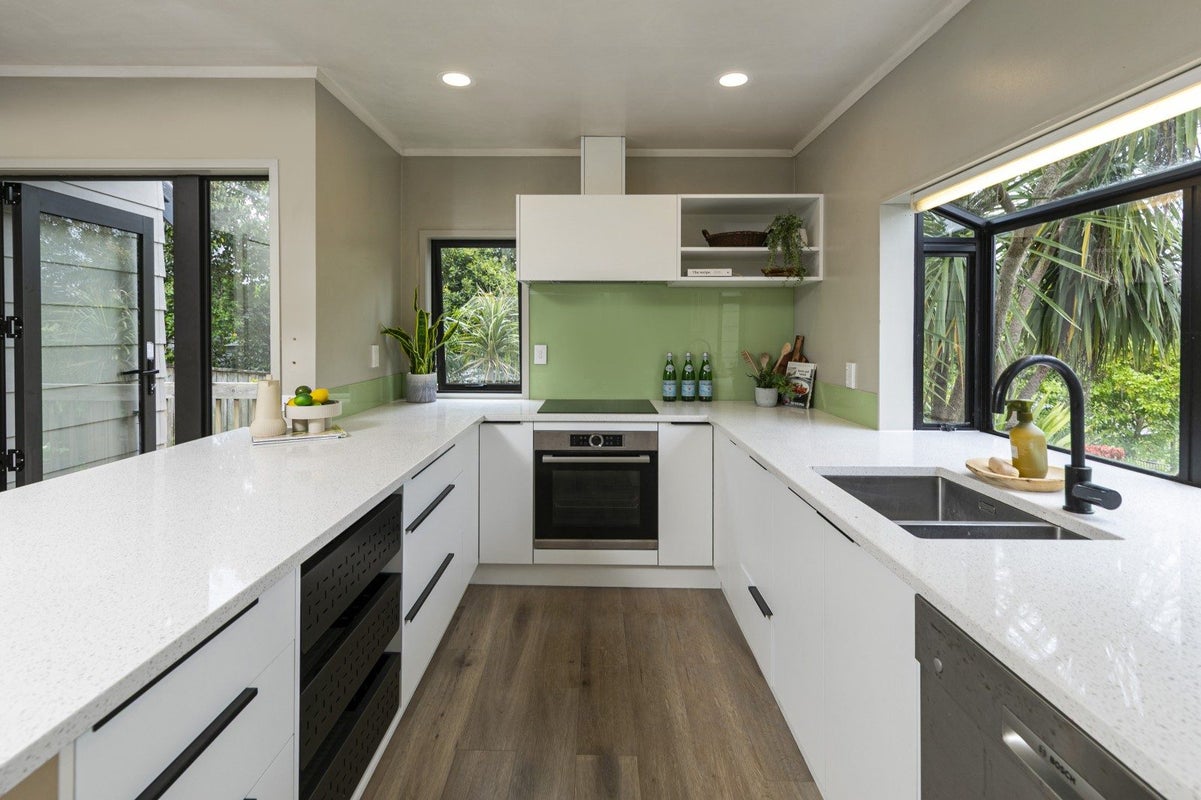 33 Waipuia Place, Greenhithe, Auckland - Carousel 2