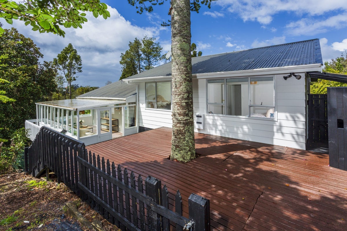 16 West Glade Crescent, Birkenhead, Auckland - Carousel 1