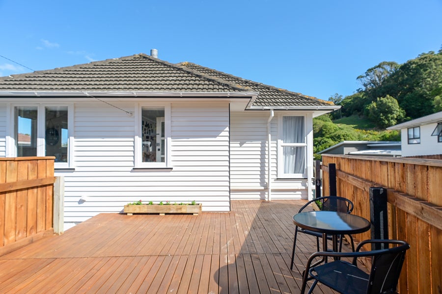 9 Greer Crescent, Tawa, Wellington - Carousel 1