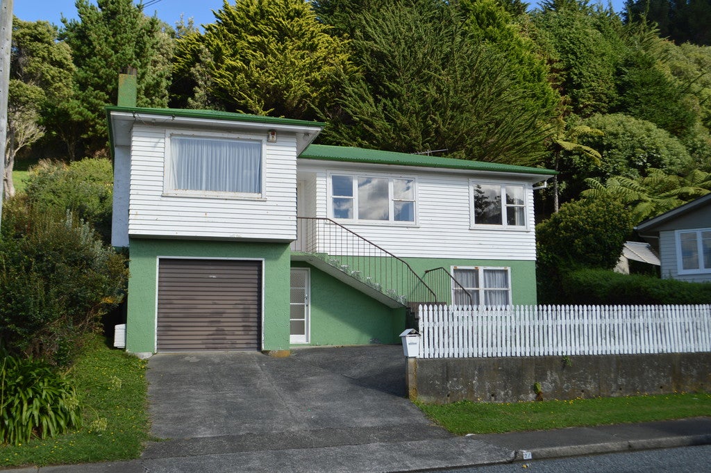 27 Franklyn Road, Tawa, Wellington - Carousel 1
