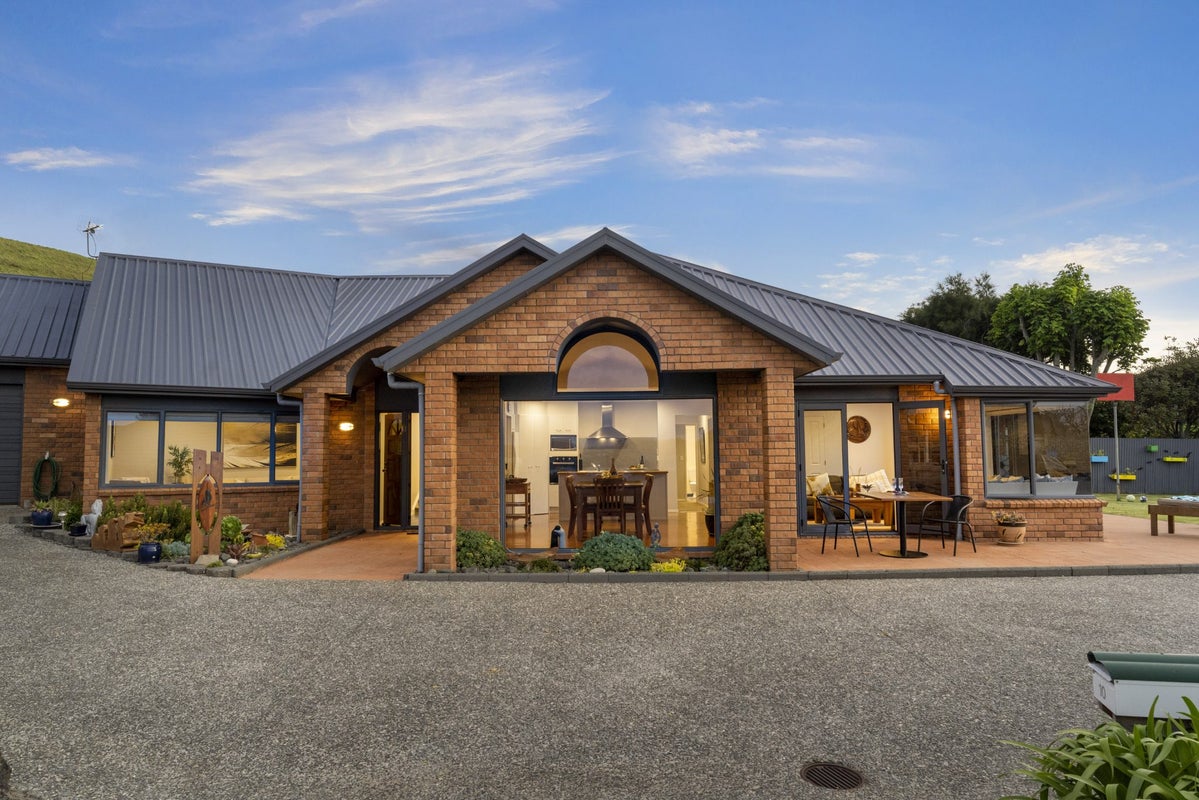 10 Fallsbrook Lane, Mangere Bridge, Auckland - Carousel 1