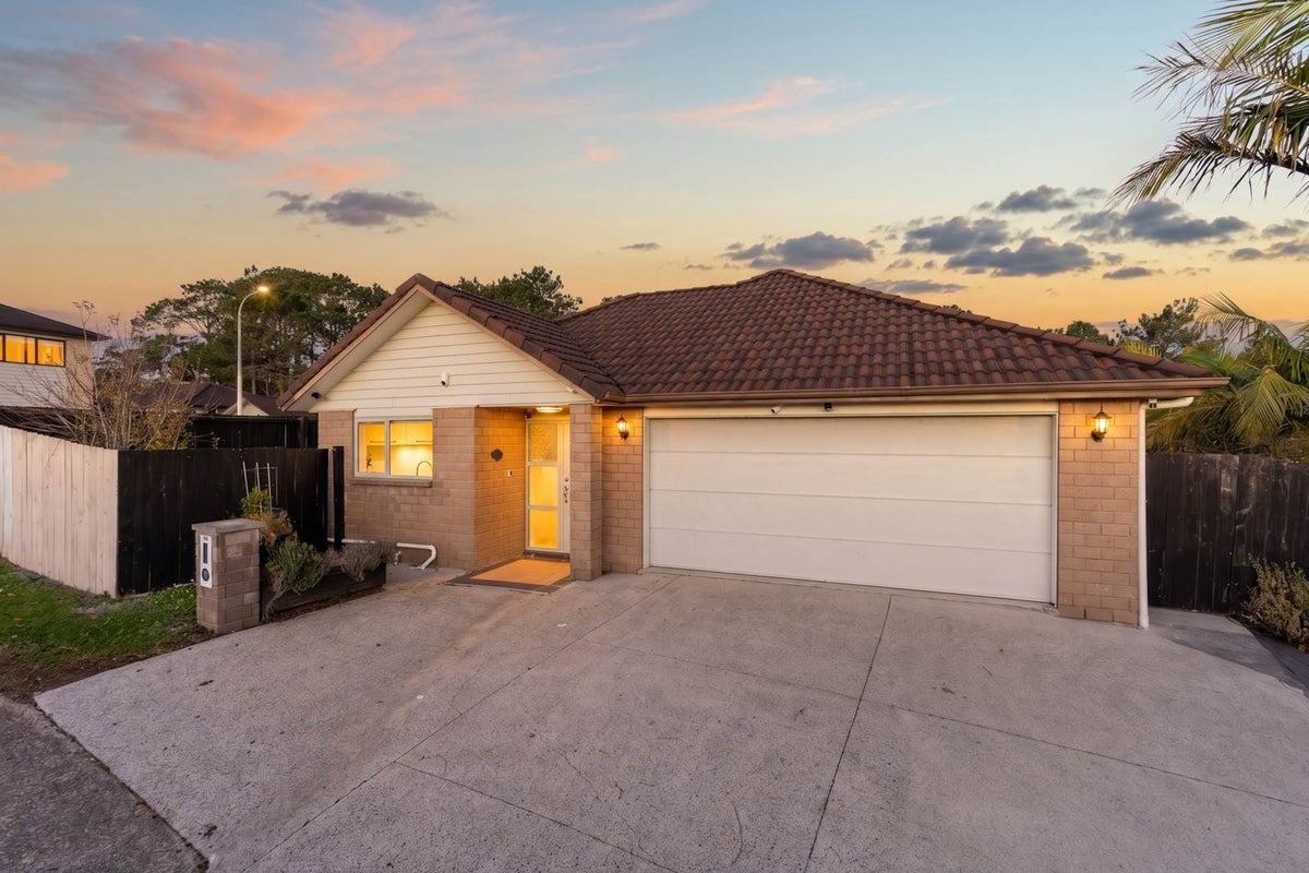 89 Rangeview Road, Sunnyvale, Auckland - Carousel 1