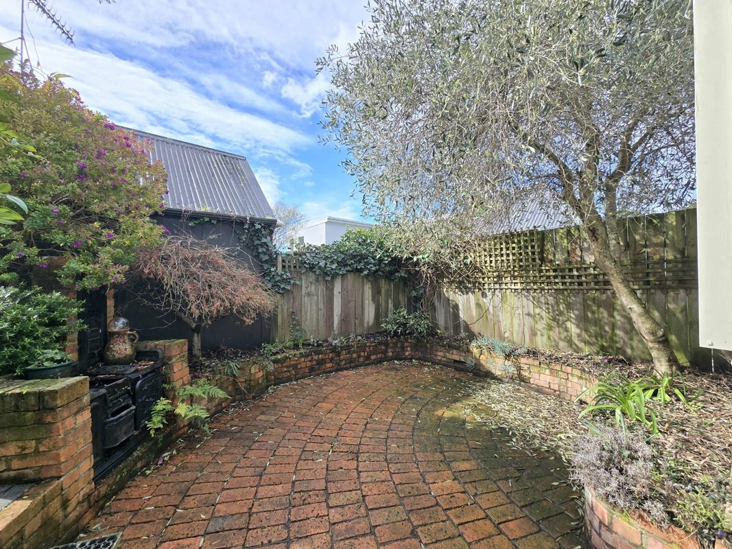 8 St Mary St, Thorndon, Wellington - Carousel 16