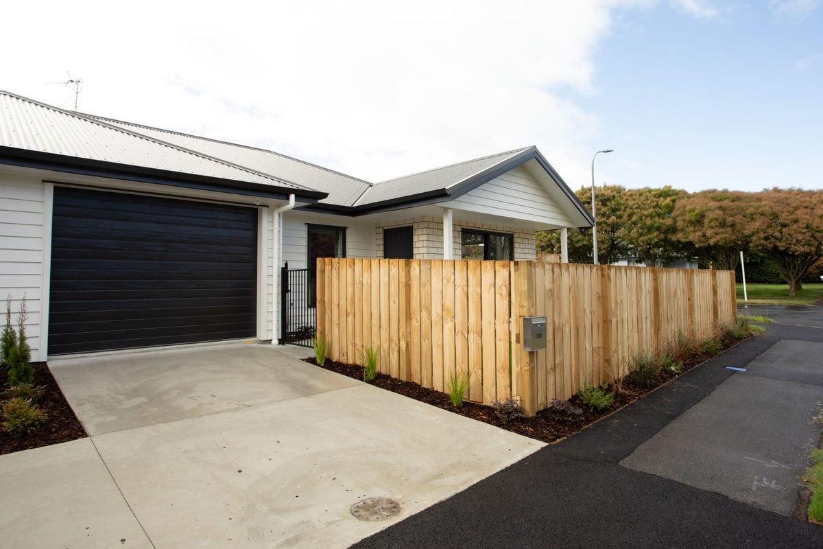 2/35 Flynn Road, Hillcrest, Hamilton - Carousel 1