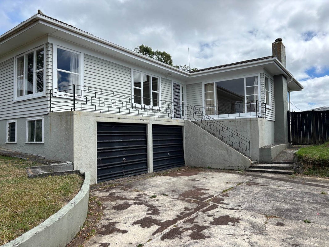 59 Cliff View Drive, Green Bay, Auckland - Carousel 1